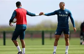 包含清晨阿斯顿维拉备战英超JackeyLove在曼联比赛中出色防守，现场解说直呼：窗口期华盛顿奇才官宣签约的词条